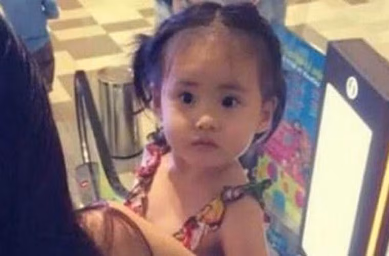 Duy nhất có một tấm hình lúc bé Bánh Gạo tầm 2-3 tuổi, vô tình lọt ra ngoài trong một lần đi chơi với mẹ.