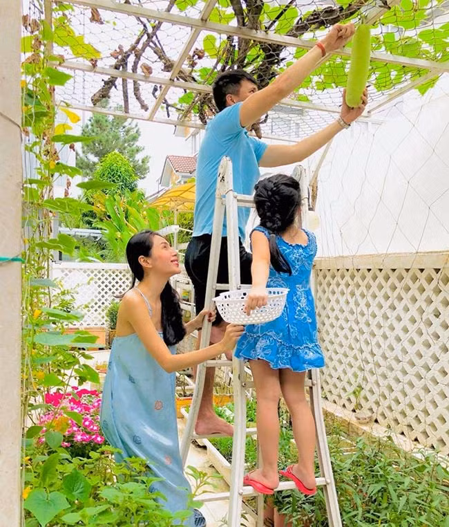 Dù chia sẻ rất nhiều hoạt động của con nhưng không bao giờ Thủy Tiên - Công Vinh để lộ mặt Bánh Gạo.