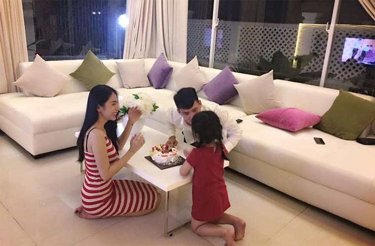Từ đó trở đi, không ai nhìn thấy khuôn mặt của con gái Thủy Tiên - Công Vinh dù bây giờ bé đã được hơn 7 tuổi.