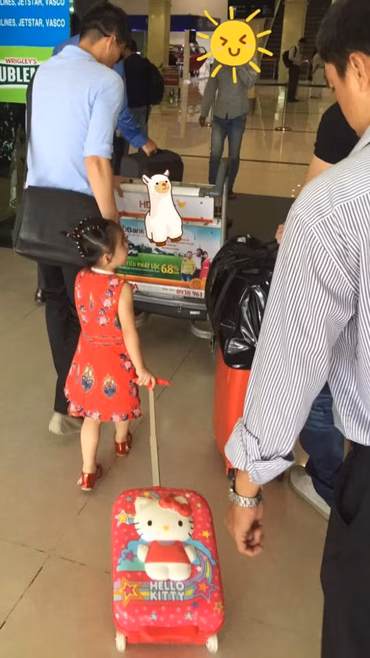 Nhưng Thủy Tiên và Công Vinh thống nhất không để lộ mặt con. Theo Thủy Tiên, cô không muốn con lộ diện vì lo con bị ảnh hưởng tâm lý khi truyền thông săn đón quá nhiều.