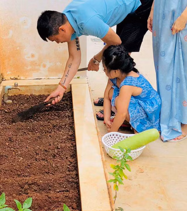 Bánh Gạo cùng bố mẹ làm vườn, tuy bức ảnh này chụp góc nghiêng nhưng người hâm mộ cũng không thể nào nhìn được mặt của bé.