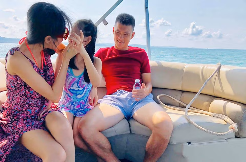 Không chỉ đăng ảnh con, Thủy Tiên - Công Vinh còn hay đăng những câu chuyện vui giữa 3 người trong gia đình và nhận được rất nhiều lượt yêu thích, bình luận của fan.