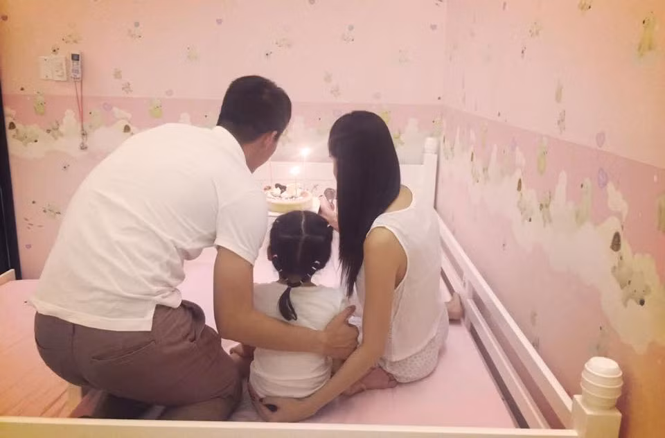 Ngay từ khi mới chào đời, Bánh Gạo đã được nhiều fan mong ngóng nhìn tận mặt xem bé giống ba hay mẹ.