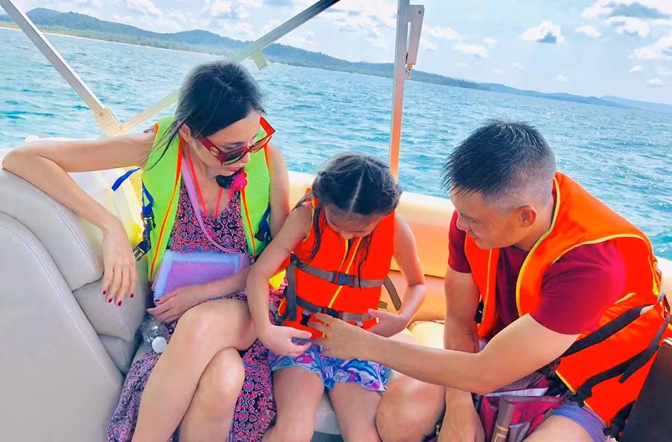 Tuy nhiên, những bức ảnh chụp sau lưng, chụp nghiêng, che mặt của bé Bánh Gạo vẫn rất được người hâm mộ yêu thích.