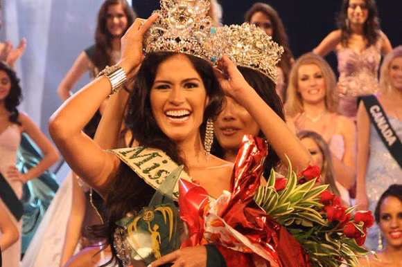 "Cựu nữ hoàng của chúng ta, Hoa hậu Trái đất 2011 - Olga Alava đã bị nhiễm COVID-19. Chúng ta hãy cầu nguyện cho cô ấy sớm khỏi bệnh. Hãy có niềm tin và luôn mạnh mẽ! Chúng tôi yêu bạn!" – trang Miss Earth viết.