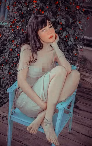 "Ngực chị sinh nở 2 lần giờ cũng bị đổ xuống nhiều hơn hồi xưa rồi em. Nhưng em còn trẻ thì chị nghĩ ăn uống đủ chất, uống sữa đậu nành chắc cũng cải thiện", Elly Trần nói.