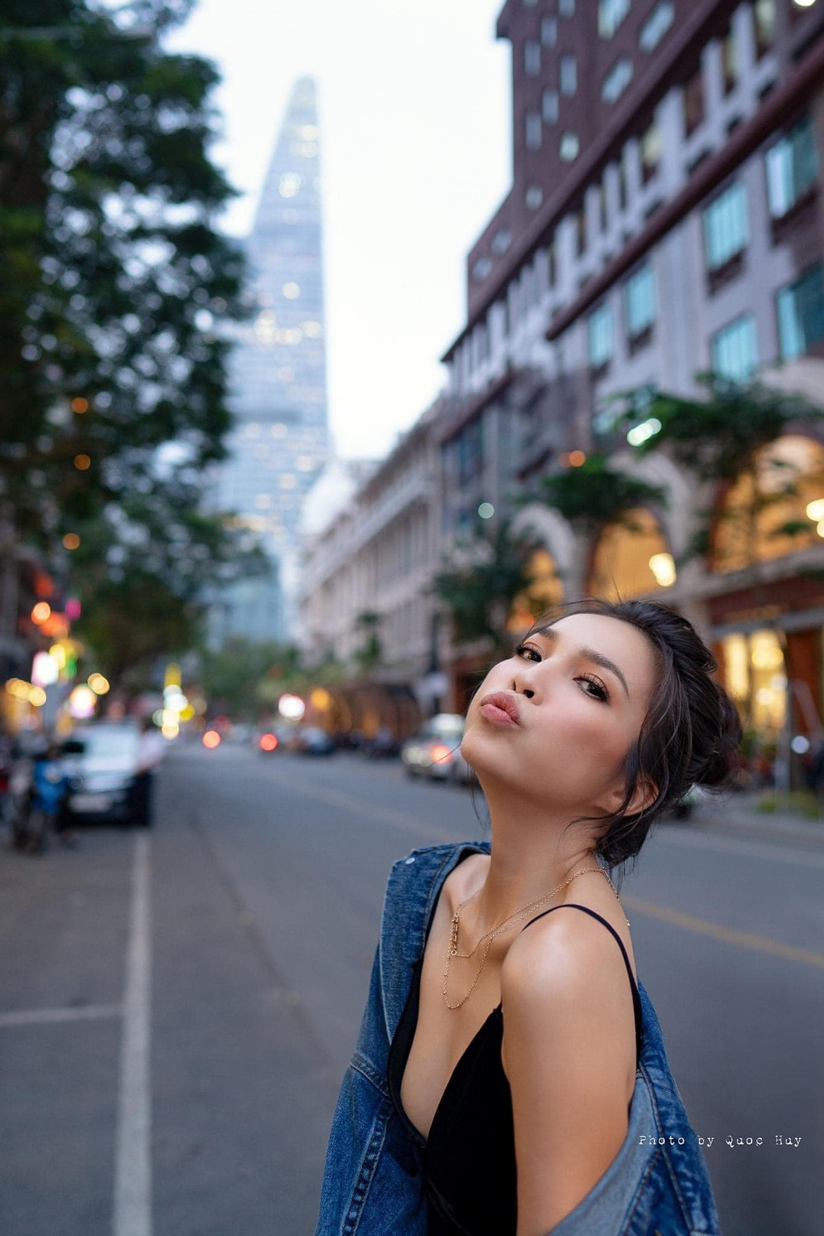 Cô duy trì thói quen uống 500 ml nước ấm trước khi đi tắm. Hiền Thục sử dụng dầu tắm của trẻ em nhờ ưu điểm lành tính, thành phần tẩy rửa không quá cao nên hạn chế tối đa tình trạng kích ứng da. Cô kết hợp sử dụng thêm muối hồng Hymalaya trong lúc tắm có tác dụng tẩy bỏ da chết, massage cơ thể.