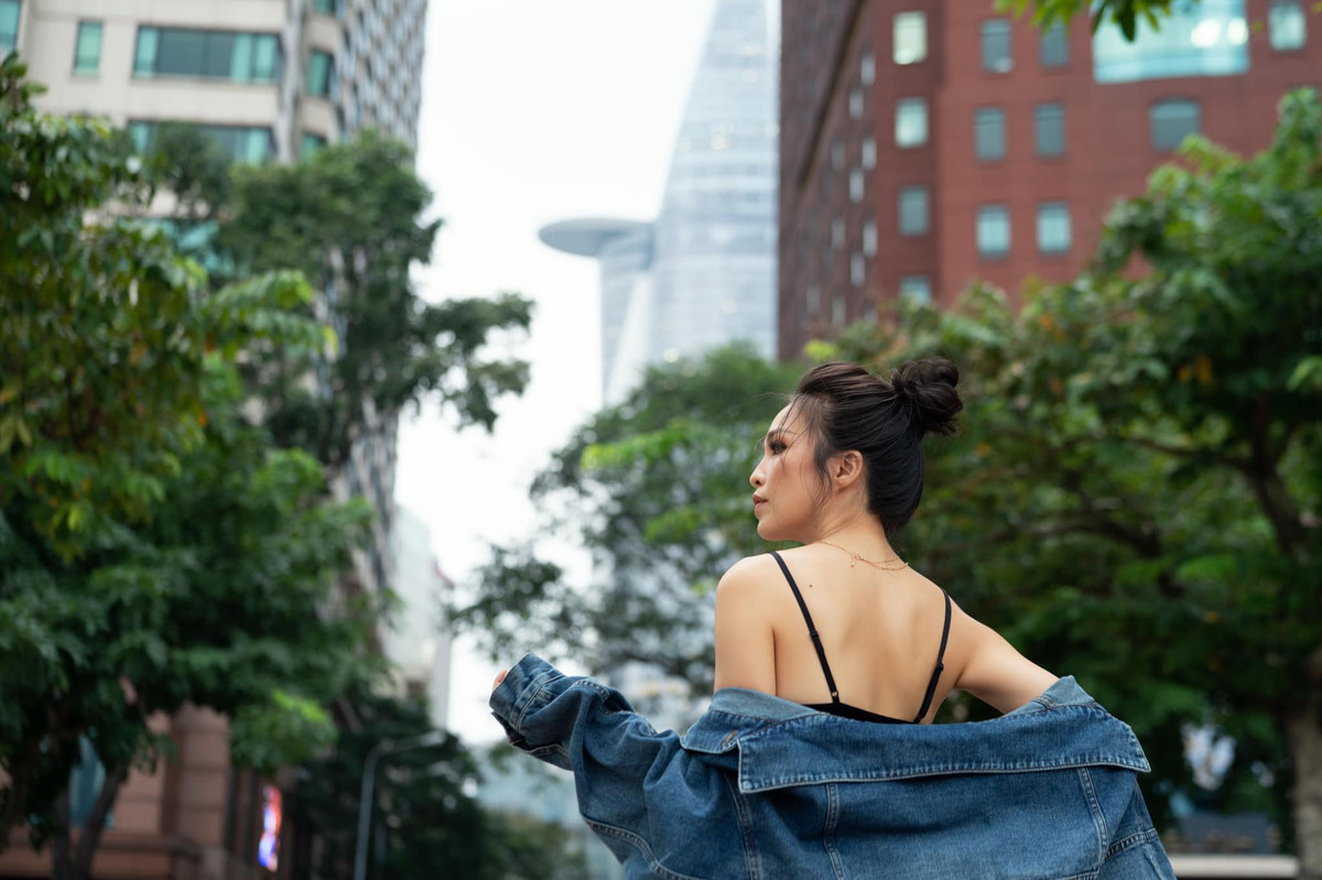 Mới đây, mỹ nhân 39 tuổi còn tiết lộ "bí thuật trụ nhan" của bản thân với khoảng 4 tiếng chăm sóc da, tóc... mỗi ngày từ khoảng 10h30 cho đến 14h30.