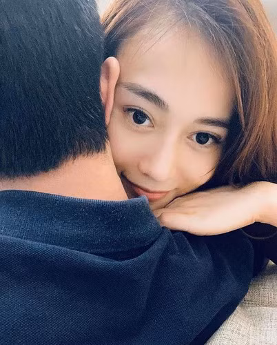 Tuy vậy, hôm 7/9 vừa qua, Phương Oanh bất ngờ xác nhận trên Zing chuyện đã chia tay bạn trai sau hơn 5 tháng yêu nhau. Dù đã cố gắng vun vén nhưng cả hai không còn tìm thấy điểm chung ở nhau nên quyết định dừng lại. Ảnh: FBNV.