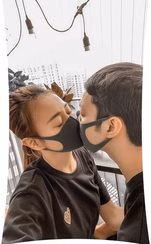 Sự nghiệp thành công, xinh đẹp, giỏi giang là thế nhưng Phương Oanh lại khá lận đận đường tình duyên. Cuối tháng 2 năm nay, khá lâu sau mối tình tan vỡ với đại gia, người đẹp 9X mớ công khai người yêu hơn cô 2 tuổi và làm trong ngành khoáng sản.