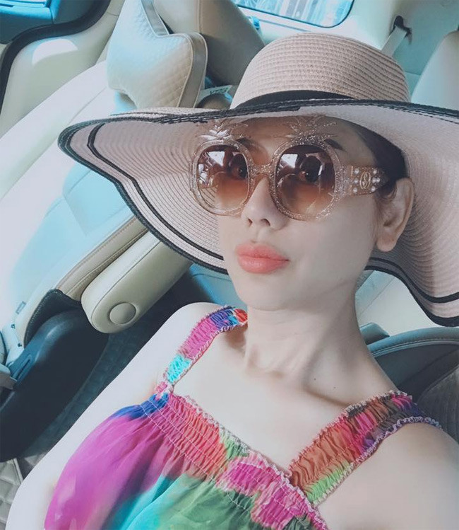 Trong một bức hình chia sẻ vào tháng 3/2020, người hâm mộ nhanh chóng nhận ra đôi môi của Lâm Khánh Chi sưng hơn và nghi ngờ cô vừa bơm môi.