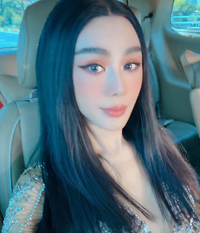 Mặc dù thừa nhận vừa dao kéo xong nhưng Lâm Khánh Chi cho biết, cô chỉ nhấn mí chứ không làm gì khác trên mặt. "Tôi làm gương mặt đại diện cho thẩm mỹ viện bên Thái Lan nên không mất chi phí. Bác sĩ làm cho tôi chính là người đã chuyển giới cho tôi. Sau hai tháng ai cũng khen nhan sắc của tôi ngày càng hoàn thiện hơn", Lâm Khánh Chi chia sẻ.