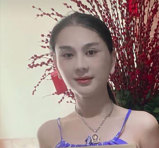 Tuy nhiên, khi nhìn những hình ảnh Lâm Khánh Chi chia sẻ gần đây trên Facebook cá nhân thì mọi người thấy cô ca sĩ 43 tuổi không chỉ cắt mí mà còn làm nhiều thứ khác nữa khiến khuôn mặt cứng đơ, khác lạ so với ngày thường.