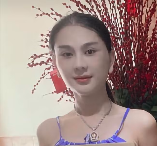 Tuy nhiên, khi nhìn những hình ảnh Lâm Khánh Chi chia sẻ gần đây trên Facebook cá nhân thì mọi người thấy cô ca sĩ 43 tuổi không chỉ cắt mí mà còn làm nhiều thứ khác nữa khiến khuôn mặt cứng đơ, khác lạ so với ngày thường.