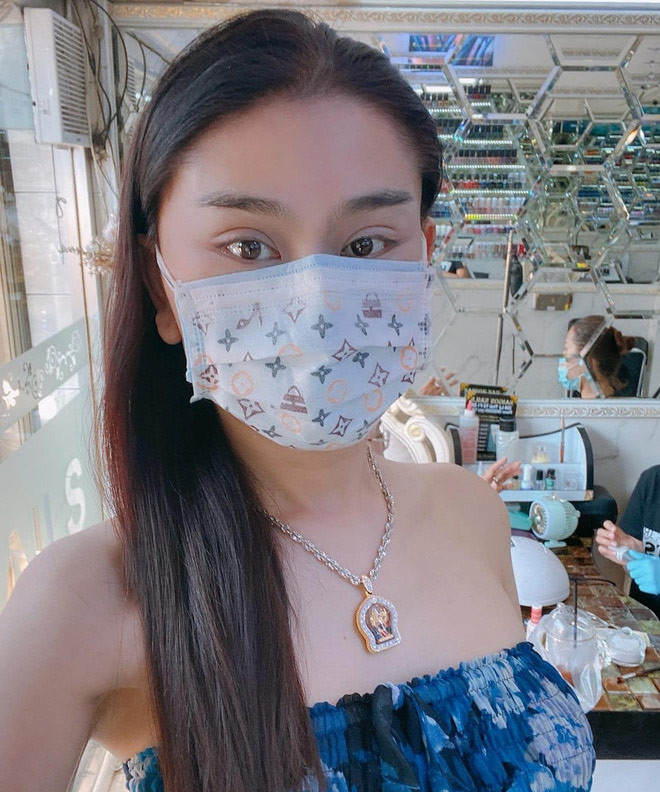 Tháng 3/2020, Lâm Khánh Chi khoe trên trang cá nhân hình ảnh đeo khẩu trang đi làm đẹp trước khi ghi hình cho chương trình dành cho cộng đồng LGBT. Ai cũng nhìn thấy rõ phần mí mắt của Khánh Chi sưng hơn bình thường và cộng đồng mạng nghi ngờ cô vừa cắt mí. Không ngần ngại, Khánh Chi nhận cô vừa cắt mí để trông trẻ trung, xinh đẹp hơn.