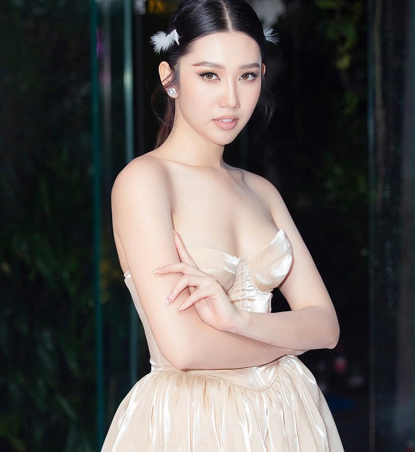 Trông Thúy Ngân như một nàng thơ khi diện bộ váy cúp ngực màu nude.