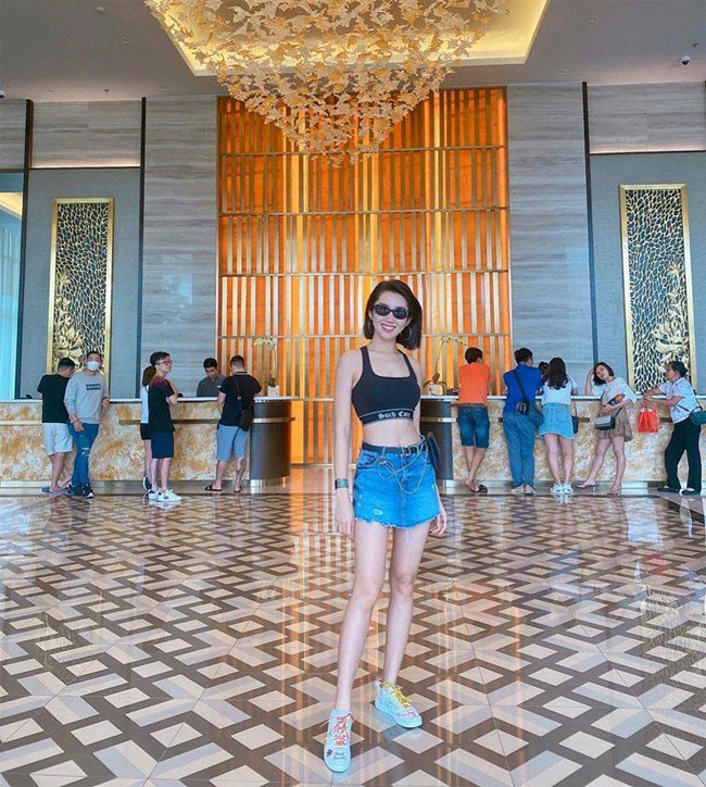 Thời trang ngày thường của nữ diễn viên "Gạo nếp gạo tẻ" rất đơn giản nhưng lại giúp cô khoe tối đa ưu điểm cơ thể.