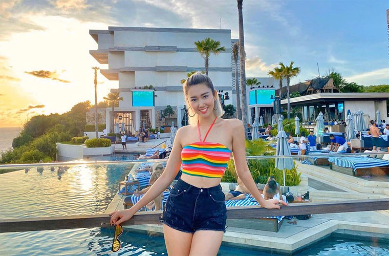 Thúy Ngân tươi trẻ và gợi cảm trong một chuyến du lịch nước ngoài.