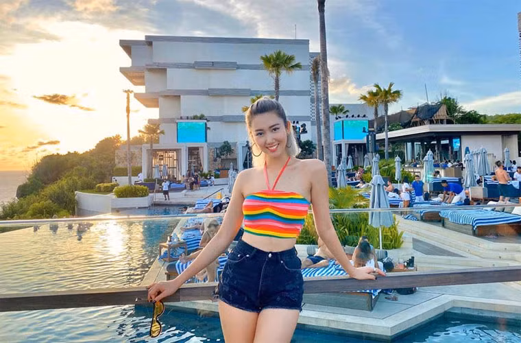 Thúy Ngân tươi trẻ và gợi cảm trong một chuyến du lịch nước ngoài.