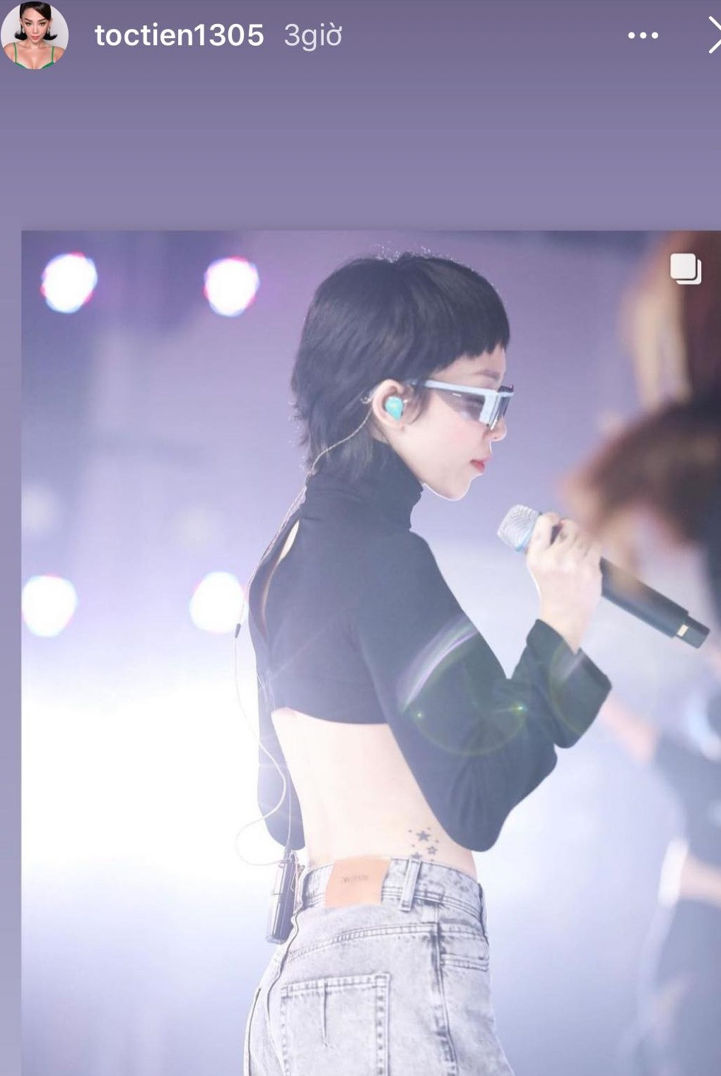 Dù không thể rời mắt khỏi vòng eo thon gọn của bà xã Hoàng Touliver nhưng không ít người bày tỏ cảm giác "khó ưa" với chiếc áo thiếu vải, cộc đến độ "nóng mắt" của nữ ca sĩ.