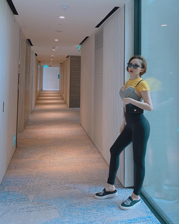 Tóc Tiên khoe body khỏe khoắn với set đồ tập gym, mix cùng áo ngắn chỉ 3cm, ôm trọn vòng một căng tròn.