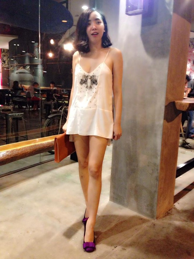 Tóc Tiên hồn nhiên diện váy ngủ mỏng tang và ngắn xuống phố cùng bạn bè.
