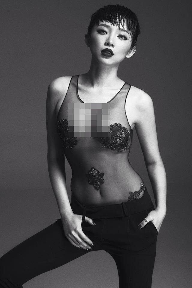 Giọng ca sinh năm 1988 từng gây gốc khi diện chiếc áo xuyên thấu mỏng manh.