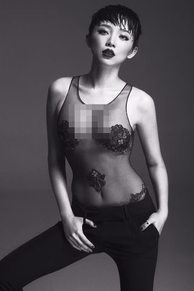 Giọng ca sinh năm 1988 từng gây gốc khi diện chiếc áo xuyên thấu mỏng manh.