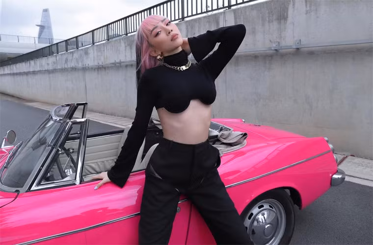 Tóc Tiên từng diện chiếc áo bị fan cho là "siêu dị" hay "phản cảm" này trong bộ ảnh thời trang trước đó.