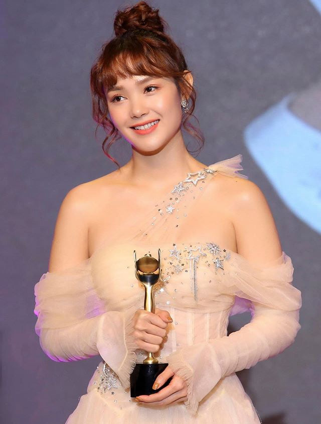 Với những gì mà Minh Hằng đang có, nhiều người cho rằng cô có đại gia “chống lưng”. Tuy nhiên, nữ ca sĩ thanh minh, thành quả này là do cô nỗ lực không ngừng nghỉ từ ca hát, đóng phim, quay quảng cáo tới làm nhà sản xuất.