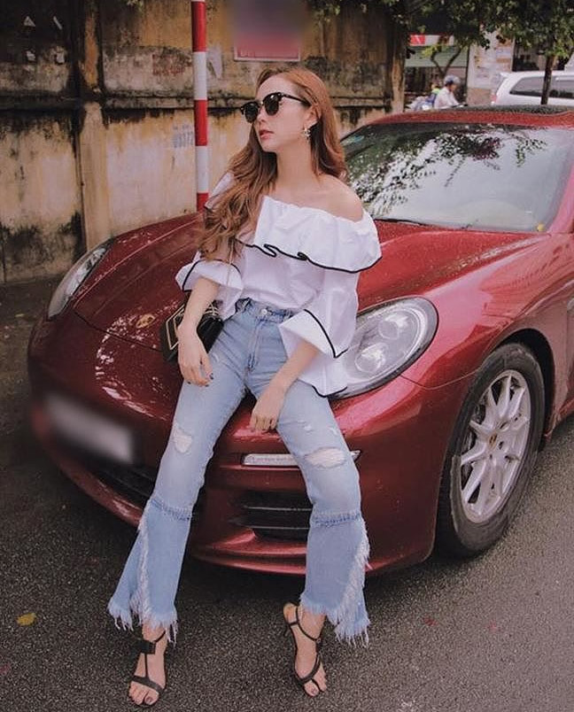 Giọng ca "Một vòng trái đất" còn sở hữu chiếc Lexus trị giá 2,5 tỷ đồng và năm 2014 cô đổi thành xe Porsche Panamera trị giá 6 tỷ đồng.