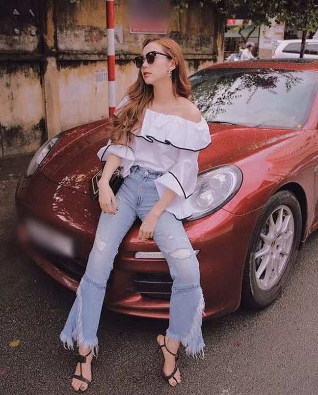 Giọng ca "Một vòng trái đất" còn sở hữu chiếc Lexus trị giá 2,5 tỷ đồng và năm 2014 cô đổi thành xe Porsche Panamera trị giá 6 tỷ đồng.