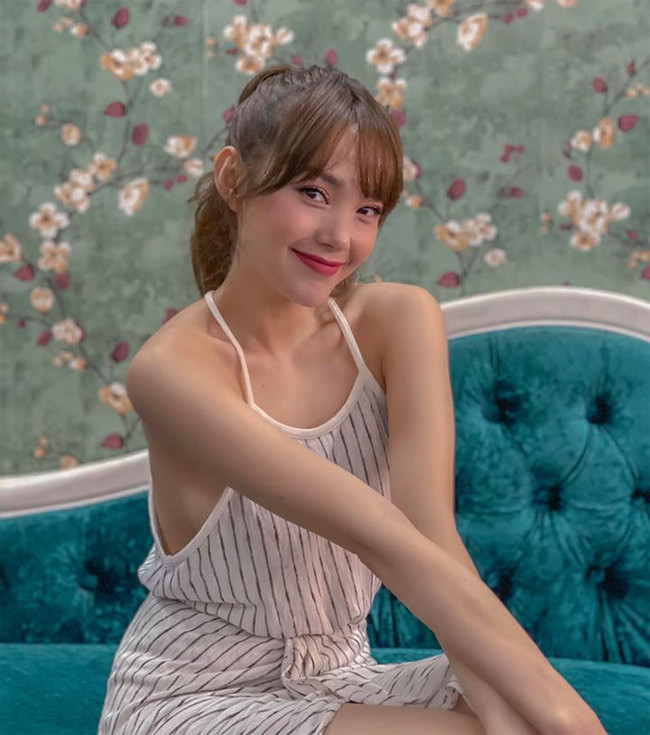 Trong một bài phỏng vấn năm 2015, Minh Hằng chia sẻ cô có thu nhập ổn định nhờ nhận được nhiều lời mời làm gương mặt đại diện cho các thương hiệu, đi hát, đóng phim và nhận show quảng cáo.