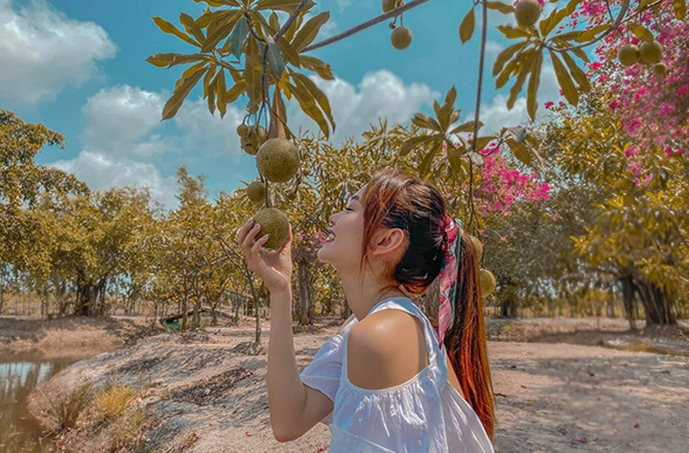 Nữ ca sĩ kiêm diễn viên còn là chủ nhân của khu vườn rộng 2 hecta ở Nhơn Trạch, Đồng Nai. Đây là nơi Minh Hằng nghỉ ngơi thư giãn khi mệt mỏi bên gia đình và người thân.