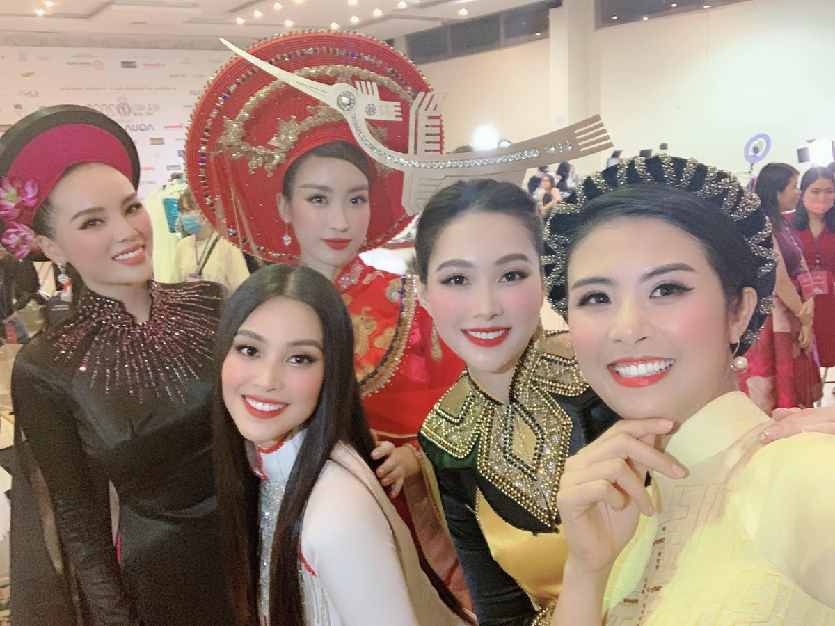 Dù có sự khác biệt về tuổi tác nhưng khi đứng chung một khung hình mỗi người đẹp lại mang một vẻ đẹp riêng. 5 nàng hậu đều được ví nhan sắc tựa "Thúy Vân - Thúy Kiều".