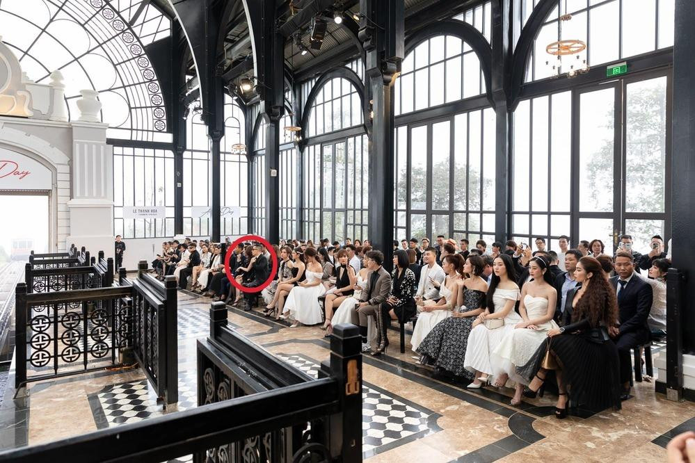 Ái ngại hơn khi xung quanh có rất đông các vị khách đang chăm chú theo dõi show diễn.