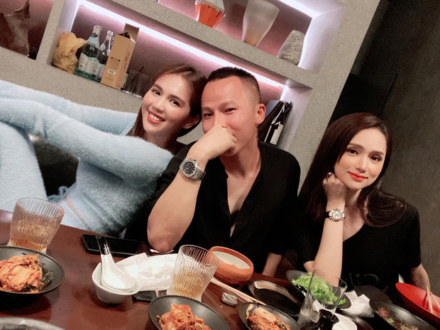 Trong khi đó, ngoài Ngọc Trinh - Vũ Khắc Tiệp còn có sự xuất hiện của Hương Giang Idol và bạn trai của cô cùng một số người bạn khác.