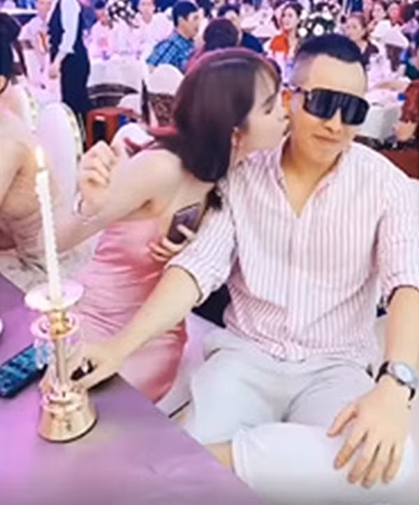 Ngồi lên đùi đã là gì, Ngọc Trinh còn từng hôn say đắm ông trùm chân dài.