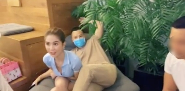 ... và không ngại dành cho nhau những cử chỉ thân mật.