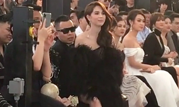 Hành động thân thiết quá trớn với phái mạnh của Ngọc Trinh gây hoang mang.