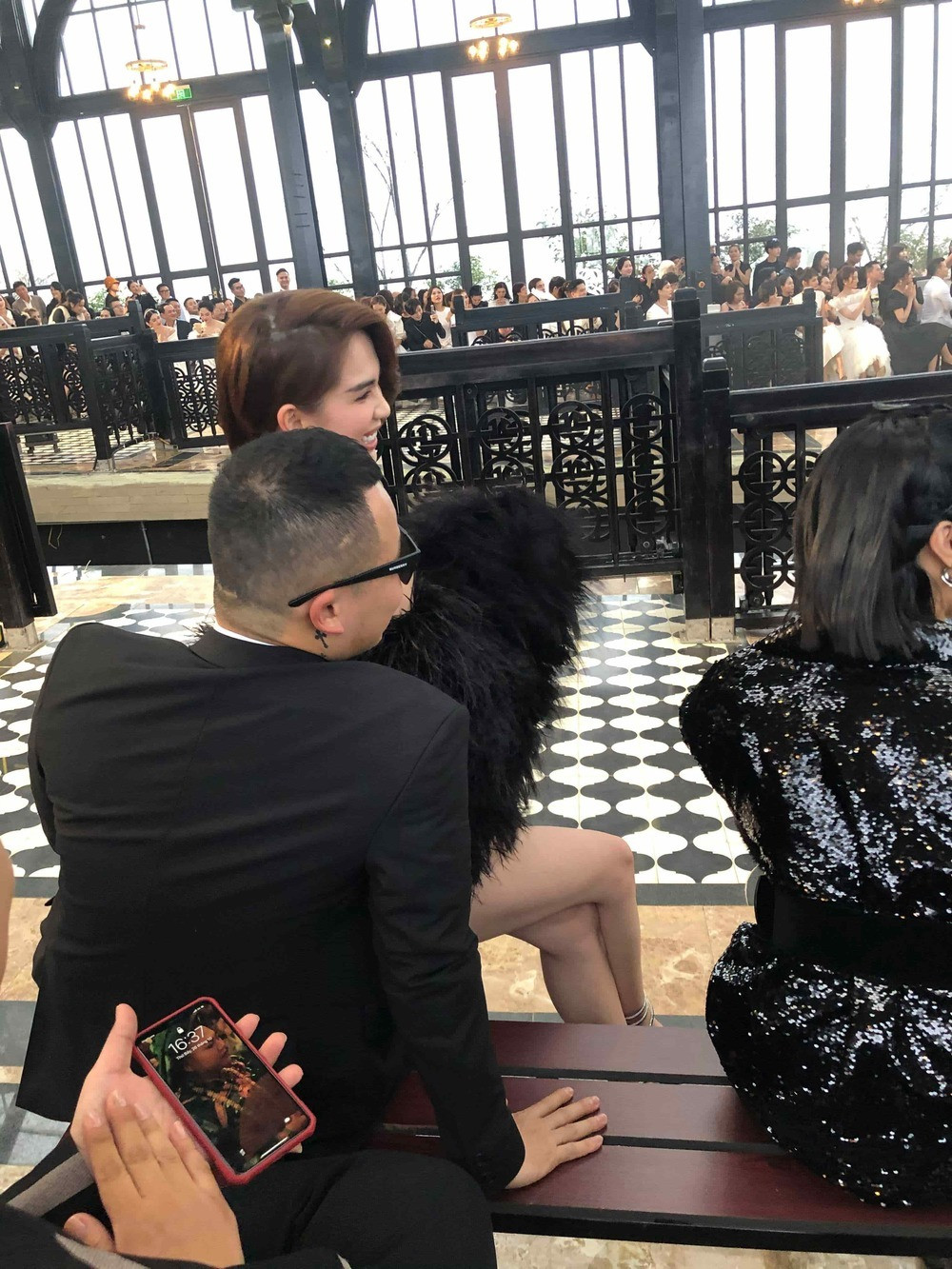 Trước đó, trong show diễn của NTK Lê Thanh Hoà, "nữ hoàng nội y" gây choáng khi ngồi chễm chệ lên đùi Vũ Khắc Tiệp và hú hét cổ vũ đàn anh.