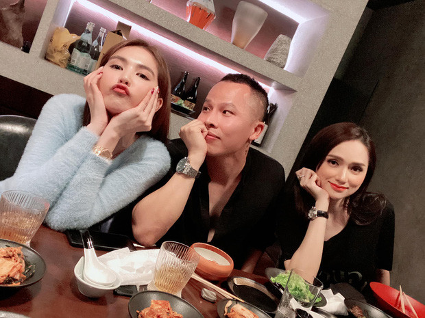 Hành động vô tư quá mức của Vũ Khắc Tiệp và Ngọc Trinh khiến dân tình thấy "nóng mắt", nhất là cảnh nữ hoàng nội y ngồi trên đùi ông trùm.