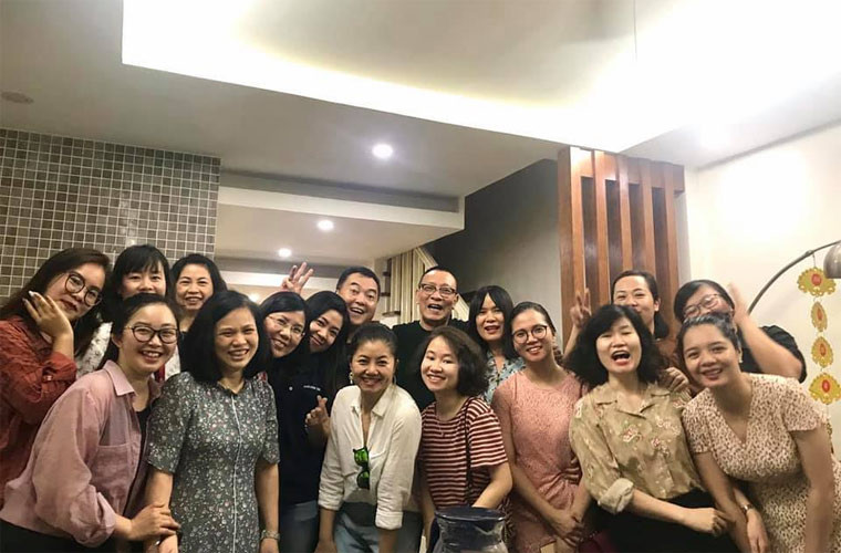 Mặc dù đã nghỉ hưu, nhưng cứ mỗi dịp sinh nhật của anh, đồng nghiệp cũ vẫn gửi lời chúc, thậm chí tới cả nhà để tặng hoa. Điều đó cho thấy, anh rất được đồng nghiệp, bạn bè yêu quý.