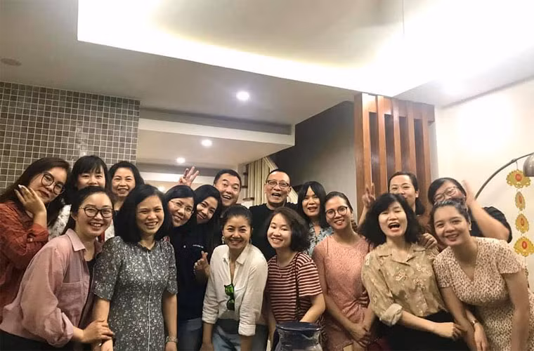 Mặc dù đã nghỉ hưu, nhưng cứ mỗi dịp sinh nhật của anh, đồng nghiệp cũ vẫn gửi lời chúc, thậm chí tới cả nhà để tặng hoa. Điều đó cho thấy, anh rất được đồng nghiệp, bạn bè yêu quý.