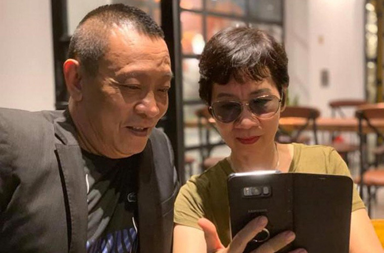 "Hiện tại, tôi dành 100% thời gian cho gia đình. Bây giờ, có đi làm các chương trình bên ngoài thì tôi đều đưa vợ đi cùng. Đi đâu hai vợ chồng cũng đi cùng nhau. Ngày xưa thì không được như thế, vì mình làm việc cùng cả ê-kíp đông người", Lại Văn Sâm nói.