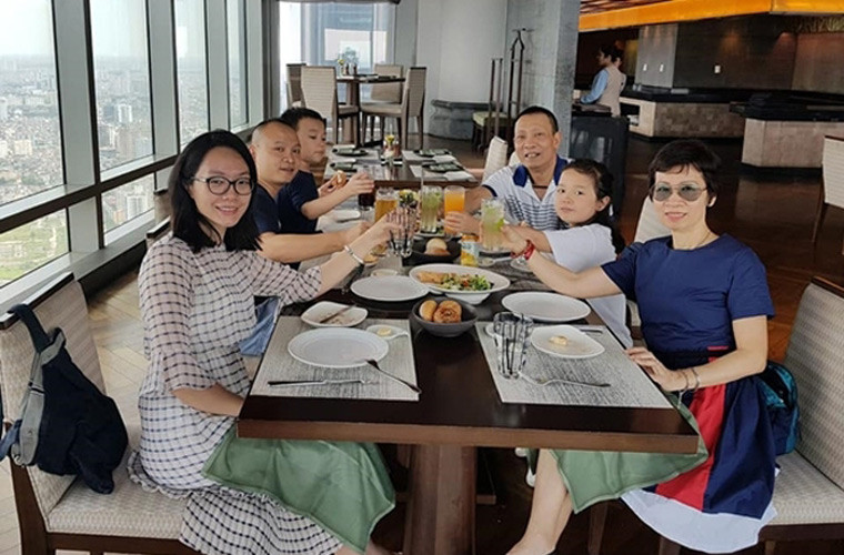 Ngoài công việc làm thêm, sau khi Lại Văn Sâm về hưu, anh có nhiều thời gian dành cho gia đình hơn. "Bây giờ tôi đi làm thì lúc nào cũng kèm bà xã đi bên cạnh. Hai vợ chồng nhiều thời gian hơn, đi chơi với nhau, đi làm cũng như đi chơi vậy”, nam MC kỳ cựu chia sẻ.