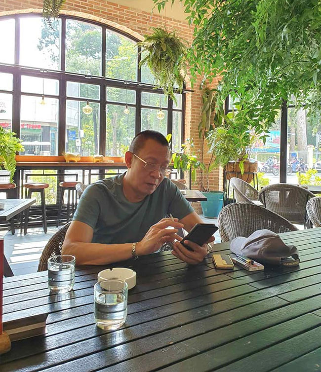 Thời gian rảnh, nhà báo Lại Văn Sâm lại đi uống cà phê, lướt facebook, xem tin tức trên mạng.