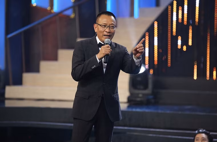 Nam MC cũng thừa nhận về hưu anh lại có thu nhập cao hơn vì nhận được lời mời của nhiều chương trình.