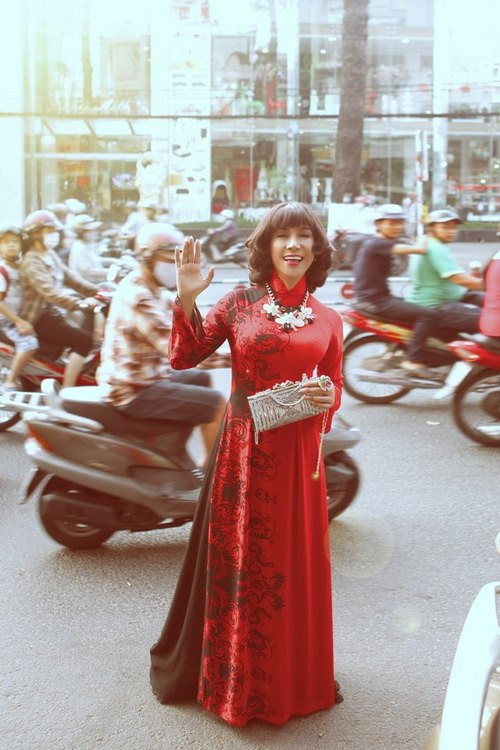 Nam nghệ sĩ từng chia sẻ trên Dân Việt, từ nhỏ anh đã thích làm con gái. Khi ấy, Long Nhật thậm chí còn thích để tóc dài, mặc váy đi học. Ảnh: Khám Phá.