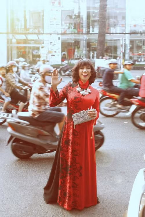 Nam nghệ sĩ từng chia sẻ trên Dân Việt, từ nhỏ anh đã thích làm con gái. Khi ấy, Long Nhật thậm chí còn thích để tóc dài, mặc váy đi học. Ảnh: Khám Phá.